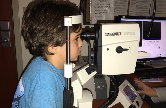 Niño ciego ve después de terapia génica