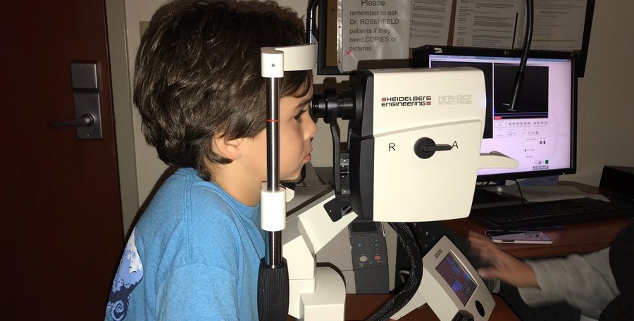 Niño ciego ve después de terapia génica